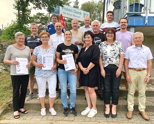 Die anwesenden Personen bei der Generalversammlung 2024, die für BLSV-Zugehörigkeit geehrt wurden.