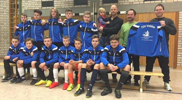 Übergabe der Trainingsanzüge in der Sporthalle in Velden