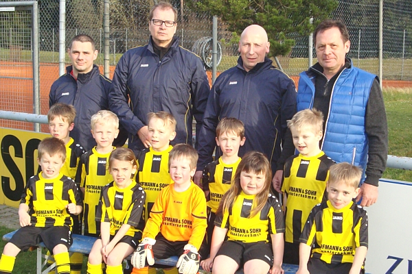 Bild zeigt die Mannschaft und die Betreuer in ihrer neuen Bekleidung gemeinsam mit Spender Thomas Hofmann