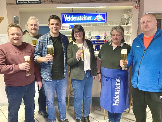 Die neuen Pächter, Vorstandsmitglieder sowie Verantwortliche der Kaiser Bräu