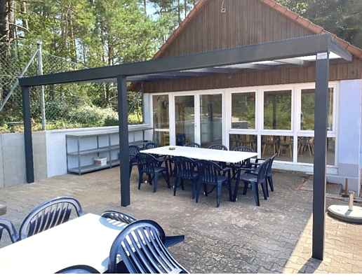 Die neue Überdachung des Tennisvorplatzes wurde mit Unterstützung der Frankenpfalz realisiert