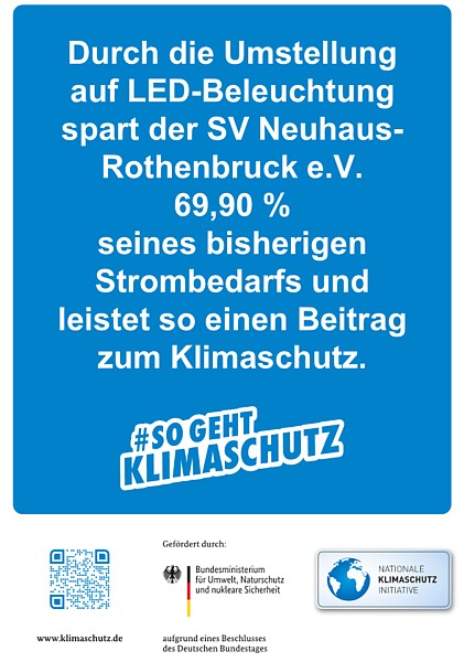 Hinweisschild bezüglich der Energieersparnis des SV Neuhaus-Rothenbruck e. V. durch die neue Flutlichtanlage