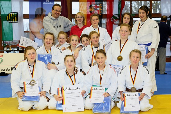 Die Mädchen der Kampfgemeinschaft Altenfurt/Neuhaus mit ihren Bronzemedaillen