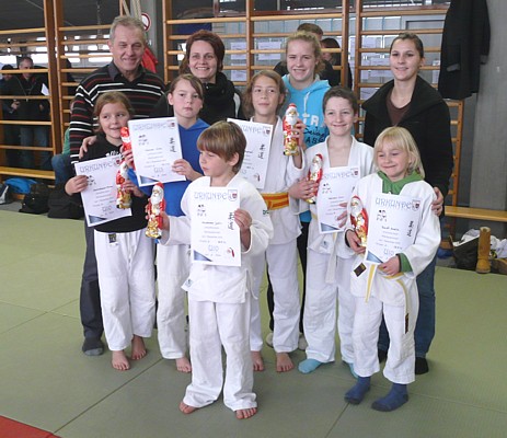 Der Judo-Nachwuchs des SV Neuhaus mit ihren Urkunden und Schokoladennikoläusen