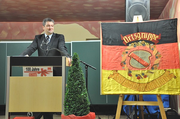 Bühne des Mehrzwecksaals im Rahmen des 100jährigen Jubiläums der SPD-Ortsgruppe Neuhaus am 27.02.2010