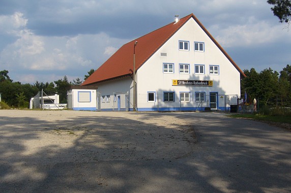 Foto des Vereinsheims des SV Neuhaus-Rothenbruck e. V. wie es sich einem gerade eintreffenden Besucher präsentiert